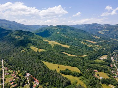 Bulgaristan 'ın Balkan Dağları, Lovech bölgesindeki Ribaritsa köyünün hava manzarası