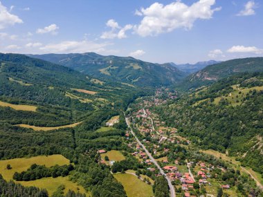 Bulgaristan 'ın Balkan Dağları, Lovech bölgesindeki Ribaritsa köyünün hava manzarası