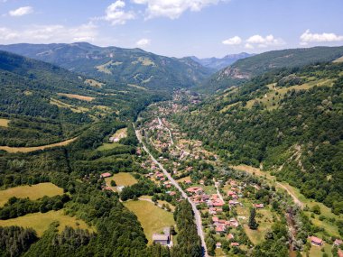 Bulgaristan 'ın Balkan Dağları, Lovech bölgesindeki Ribaritsa köyünün hava manzarası