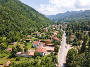 Bulgaristan 'ın Balkan Dağları, Lovech bölgesindeki Ribaritsa köyünün hava manzarası