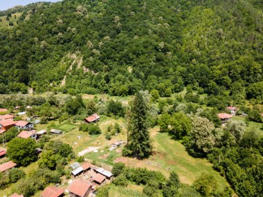 Bulgaristan 'ın Balkan Dağları, Lovech bölgesindeki Ribaritsa köyünün hava manzarası