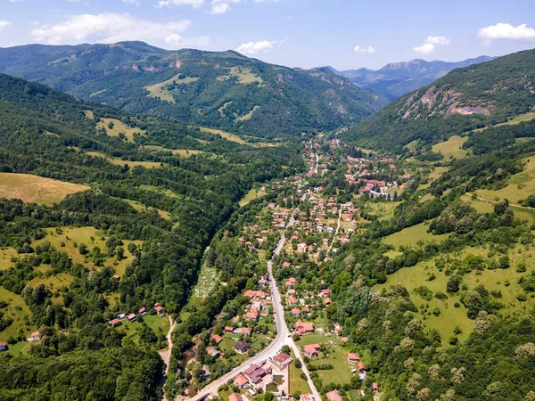 Vista Aérea Del Pueblo Ribaritsa Las Montañas Los Balcanes Región — Foto de Stock