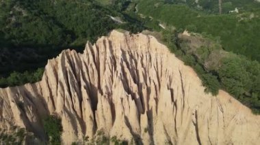 Rozhen kum piramitlerinin hava günbatımı manzarası, Blagoevgrad bölgesi, Bulgaristan