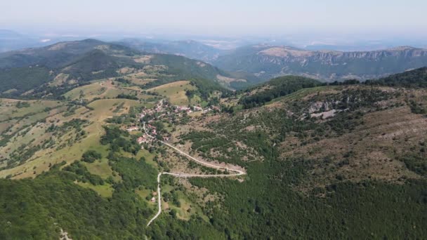 Uitzicht Vanuit Lucht Balkanberg Buurt Van Stad Teteven Regio Lovech — Stockvideo