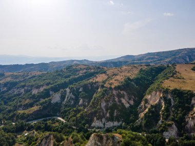 Rozhen kum piramitlerinin hava günbatımı manzarası, Blagoevgrad bölgesi, Bulgaristan