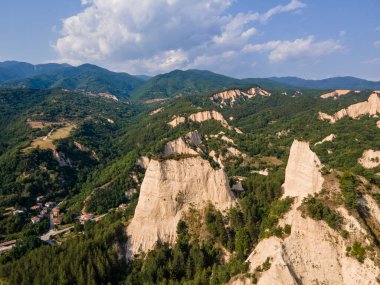 Rozhen kum piramitlerinin hava günbatımı manzarası, Blagoevgrad bölgesi, Bulgaristan
