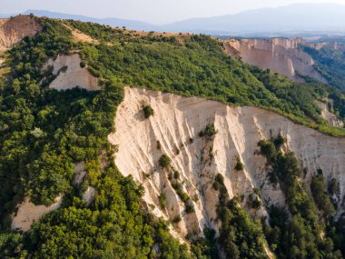 Rozhen kum piramitlerinin hava günbatımı manzarası, Blagoevgrad bölgesi, Bulgaristan