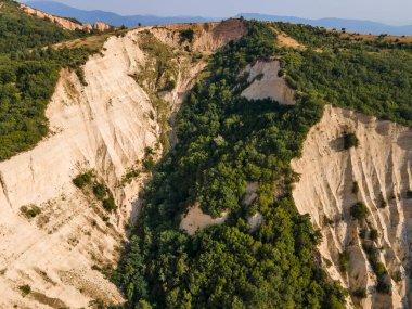 Rozhen kum piramitlerinin hava günbatımı manzarası, Blagoevgrad bölgesi, Bulgaristan