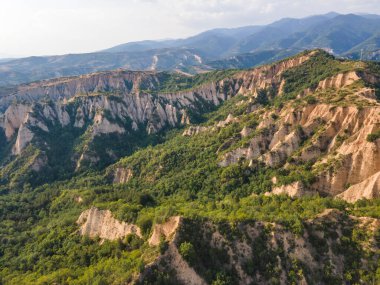 Rozhen kum piramitlerinin hava günbatımı manzarası, Blagoevgrad bölgesi, Bulgaristan