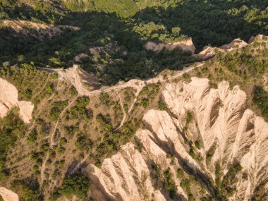 Rozhen kum piramitlerinin hava günbatımı manzarası, Blagoevgrad bölgesi, Bulgaristan