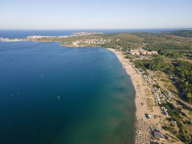 Bulgaristan 'ın Burgaz Bölgesi' nin Sozopol kasabası yakınlarındaki Gradina (Bahçe) plajının havadan manzarası