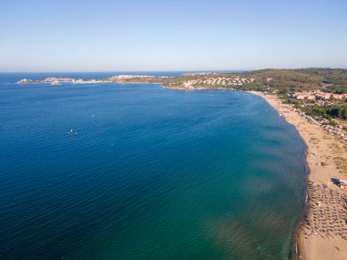 Bulgaristan 'ın Burgaz Bölgesi' nin Sozopol kasabası yakınlarındaki Gradina (Bahçe) plajının havadan manzarası