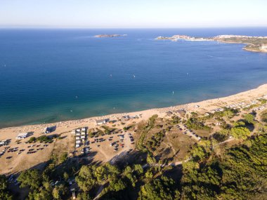 Bulgaristan 'ın Burgaz Bölgesi' nin Sozopol kasabası yakınlarındaki Gradina (Bahçe) plajının havadan manzarası