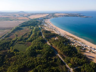 Bulgaristan 'ın Burgaz Bölgesi' nin Sozopol kasabası yakınlarındaki Gradina (Bahçe) plajının havadan manzarası
