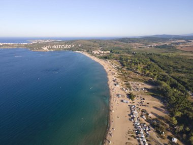Bulgaristan 'ın Burgaz Bölgesi' nin Sozopol kasabası yakınlarındaki Gradina (Bahçe) plajının havadan manzarası