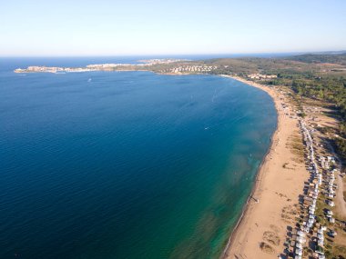 Bulgaristan 'ın Burgaz Bölgesi' nin Sozopol kasabası yakınlarındaki Gradina (Bahçe) plajının havadan manzarası