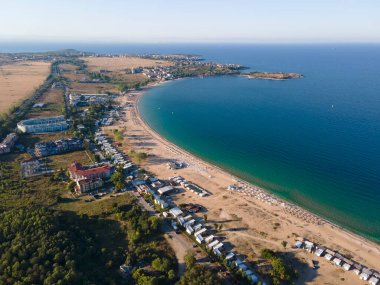 Bulgaristan 'ın Burgaz Bölgesi' nin Sozopol kasabası yakınlarındaki Gradina (Bahçe) plajının havadan manzarası