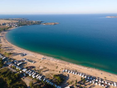 Bulgaristan 'ın Burgaz Bölgesi' nin Sozopol kasabası yakınlarındaki Gradina (Bahçe) plajının havadan manzarası