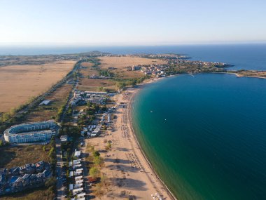 Bulgaristan 'ın Burgaz Bölgesi' nin Sozopol kasabası yakınlarındaki Gradina (Bahçe) plajının havadan manzarası