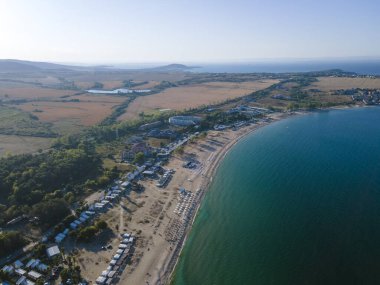 Bulgaristan 'ın Burgaz Bölgesi' nin Sozopol kasabası yakınlarındaki Gradina (Bahçe) plajının havadan manzarası