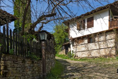 Bulgaristan 'ın Gabrovo bölgesinin tarihi Bozhentsi köyündeki tipik sokak ve eski evler