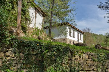 Bulgaristan 'ın Gabrovo bölgesinin tarihi Bozhentsi köyündeki tipik sokak ve eski evler