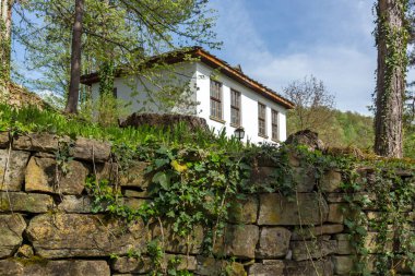 Bulgaristan 'ın Gabrovo bölgesinin tarihi Bozhentsi köyündeki tipik sokak ve eski evler