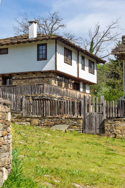 Typisk Gata Och Gamla Hus Vid Historiska Byn Bozhentsi Gabrovo — Stockfoto