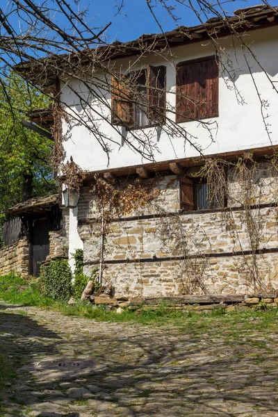 ブルガリアのガブロヴォ地方Bozhentsiの歴史的な村の典型的な通りと古い家 — ストック写真