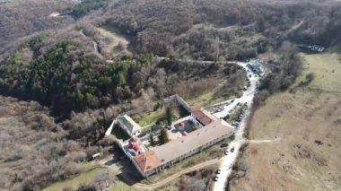Bulgaristan 'ın Filibe Bölgesi, Aziz Cosmas ve Damyan' a adanmış Ortaçağ Kuklen Manastırı 'nın hava manzarası