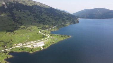 Belmeken Barajı 'nın şaşırtıcı hava manzarası, Rila dağı, Bulgaristan