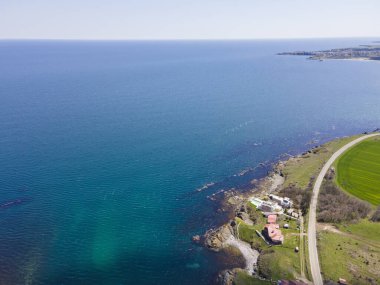 Bulgaristan 'ın Burgaz Bölgesi' nin Varvara kasabası yakınlarındaki Karadeniz kıyı şeridinin hava manzarası