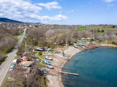 Bulgaristan 'ın Burgaz Bölgesi' nin Varvara kasabası yakınlarındaki Karadeniz kıyı şeridinin hava manzarası