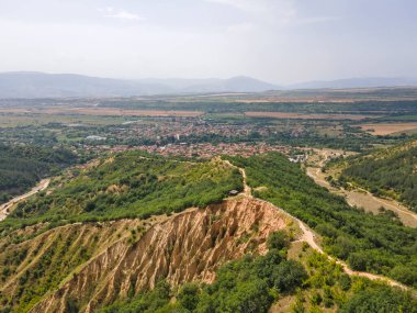 Kaya oluşumunun şaşırtıcı hava manzarası Stob piramitleri, Rila Dağı, Kyustendil bölgesi, Bulgaristan