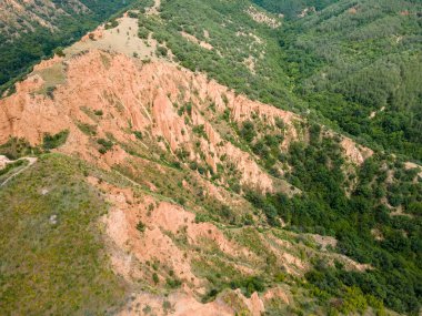 Kaya oluşumunun şaşırtıcı hava manzarası Stob piramitleri, Rila Dağı, Kyustendil bölgesi, Bulgaristan