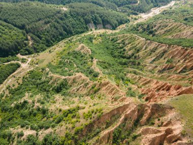 Kaya oluşumunun şaşırtıcı hava manzarası Stob piramitleri, Rila Dağı, Kyustendil bölgesi, Bulgaristan