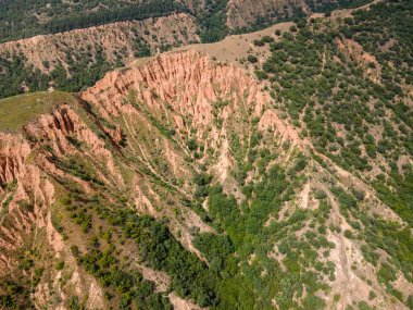 Kaya oluşumunun şaşırtıcı hava manzarası Stob piramitleri, Rila Dağı, Kyustendil bölgesi, Bulgaristan