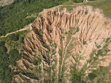 Kaya oluşumunun şaşırtıcı hava manzarası Stob piramitleri, Rila Dağı, Kyustendil bölgesi, Bulgaristan