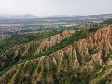 Kaya oluşumunun şaşırtıcı hava manzarası Stob piramitleri, Rila Dağı, Kyustendil bölgesi, Bulgaristan
