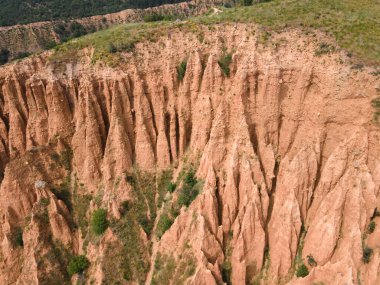 Kaya oluşumunun şaşırtıcı hava manzarası Stob piramitleri, Rila Dağı, Kyustendil bölgesi, Bulgaristan