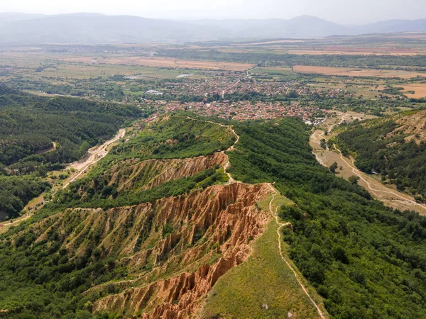 Kaya oluşumunun şaşırtıcı hava manzarası Stob piramitleri, Rila Dağı, Kyustendil bölgesi, Bulgaristan