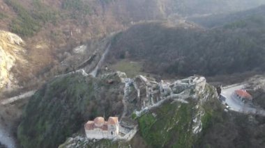 Bulgaristan 'ın Ortaçağ Asen Kalesi, Asenovgrad, Filibe Bölgesi' nin hava manzarası