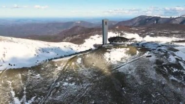 BUZLUDHA, BULGARIA - 24 Ocak 2021: Bulgaristan 'ın Buzludzha Tepesi, Stara Zagora bölgesindeki Terk Edilmiş Bulgar Komünist Partisi Anıtı' nın Havadan Görünümü