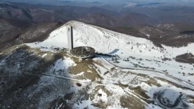 BUZLUDHA, BULGARIA - 24 Ocak 2021: Bulgaristan 'ın Buzludzha Tepesi, Stara Zagora bölgesindeki Terk Edilmiş Bulgar Komünist Partisi Anıtı' nın Havadan Görünümü