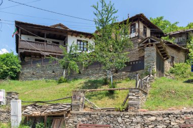 Otantik ondokuzuncu yüzyıl evleriyle Leshten Köyü, Blagoevgrad Bölgesi, Bulgaristan