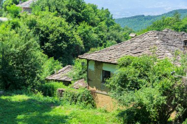 Otantik ondokuzuncu yüzyıl evleriyle Leshten Köyü, Blagoevgrad Bölgesi, Bulgaristan