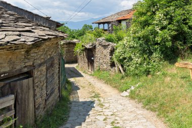 Otantik ondokuzuncu yüzyıl evleriyle Leshten Köyü, Blagoevgrad Bölgesi, Bulgaristan
