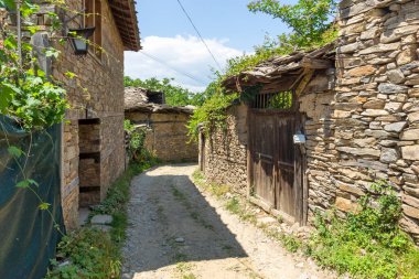 Otantik ondokuzuncu yüzyıl evleriyle Leshten Köyü, Blagoevgrad Bölgesi, Bulgaristan