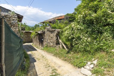 Otantik ondokuzuncu yüzyıl evleriyle Leshten Köyü, Blagoevgrad Bölgesi, Bulgaristan