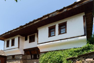 Otantik ondokuzuncu yüzyıl evleriyle Leshten Köyü, Blagoevgrad Bölgesi, Bulgaristan